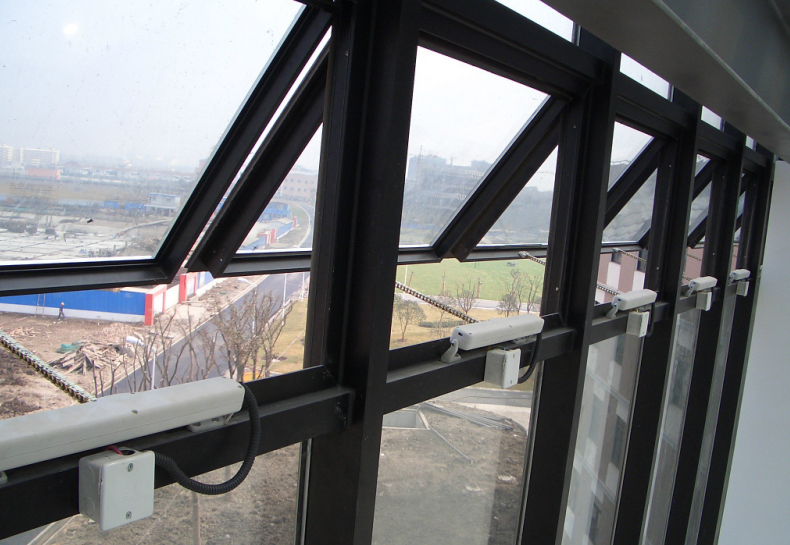 酒店客房装电动开窗机,客人用着方便吗?